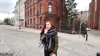 Јавен пикап: убава девојка се заебава за iPhone и добива свршување во пичката. CleoModel